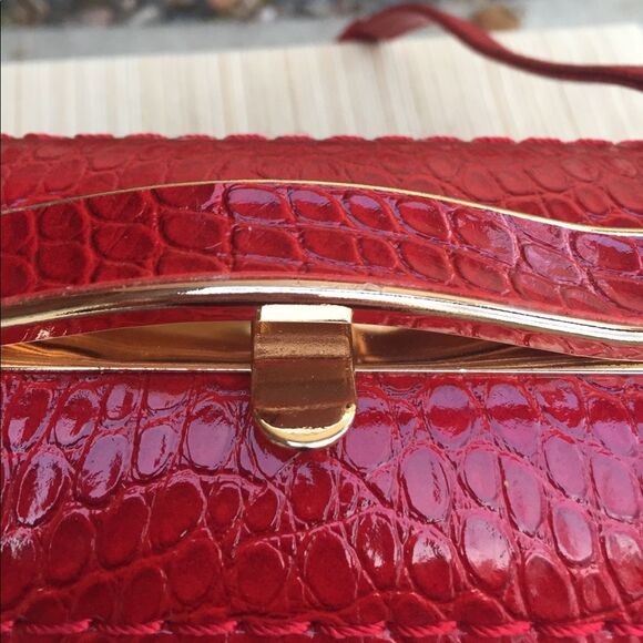 Sei red faux crocodile skin purse, brand new, gold hardware, beautiful, 5x7.5 in - Picture 3 of 8